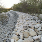 Roban mallas metálicas que protegen el muro de contención del Rio Panzo, en Neyba