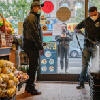 Caretas de plástico y Lysol casero: cómo ha perseverado una tienda de alimentos en Brooklyn