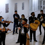 Mariachis cantan a las madres confinadas en su día por la pandemia en México