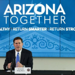 Gobernador de Arizona abre la puerta a las ligas profesionales con limitaciones