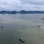 Los turistas regresan a la bahía de Ha Long en Vietnam