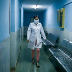 Una médica y sus alumnos salen a la caza del coronavirus en Cuba