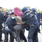 Miles protestan contra el confinamiento en Alemania