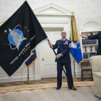 Presentan a Trump la bandera de la Fuerza Espacial de EEUU