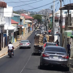Amplio tráfico de vehículos en reinicio de actividades comerciales en Puerto Plata