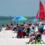 Florida supera los 52.000 casos mientras abre sus playas condado crítico
