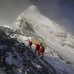 Equipo de medición chino llega a la cumbre del Everest