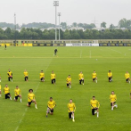 La plantilla del Dortmund se arrodilla en homenaje a George Floyd