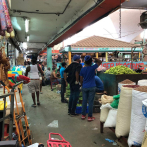 Mucho movimiento y pocos clientes en el mercado de la Duarte