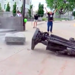 Derriban estatua de Cristóbal Colon durante protestas en el estado de Minnesota