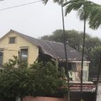 Lluvia torrencial y fuertes vientos desprenden techo de vivienda en Puerto Plata