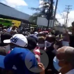 Empujones y trompadas en trifulca entre la policía y manifestantes en terminal de autobuses