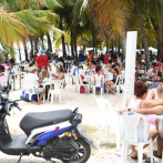Sin mascarillas ni distanciamiento cientos acuden a playa de Boca Chica