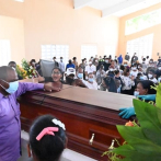 Sin tomar en cuenta medidas sepultan en Barahona a profesora afectada con Covid-19