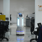 El único robot autónomo desinfectante ultravioleta en el país para combatir el COVID visita redacción Listín Diario