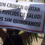 Seguridad presidencial destroza carteles de protesta en inauguración de hospital Arturo Grullón en Santiago