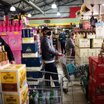 Los sudafricanos hacen cola para volver a comprar alcohol y tabaco
