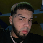 Anuel publica foto de tatuaje nuevo marcado en su sien derecha