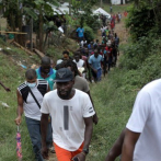 Migrantes haitianos salen de albergue en Costa Rica en busca de seguir ruta