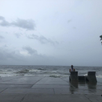Ciudadanos observan olas en el Malecón a pesar de efectos de Laura