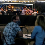 Bares y restaurantes se alistan a reabrir al aire libre en algunos barrios de Santiago