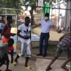 Abel Martínez expulsa grupo de haitianos de un parque en Santiago que realizaba 
