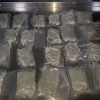 Decomisan caja con 21 paquetes presuntamente de droga en el aeropuerto de Las Américas