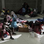 Autoridades de Costa Rica trasladan grupo de haitianos a un albergue