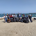 Fundación XSDO limpia playa Gringo en Haina