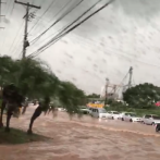 Inundaciones en la entrada de Los Alcarrizos provoca taponamiento kilométrico