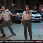 El baile viral de un policía que disparó donaciones de alimentos en Brasil