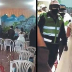 Detienen novios, pastor y demás invitados en una boda en Perú por violar cuarentena