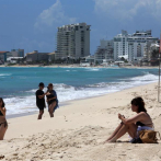 Playas mexicanas del Caribe se abren al turismo al bajar riesgo por COVID-19