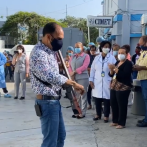 Músico dominicano anima a médicos y enfermos en lucha contra la COVID-19