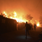 Grecia: un incendio arrasa un campo de migrantes aislado