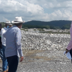 Senador de Peravia y varios alcaldes evalúan depredación del río Nizao