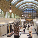 Museo de París se disculpa tras obligar a una mujer a cubrirse el escote