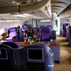 Privados de viajar, muchos tailandeses toman su café en un avión