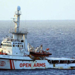 Decenas de migrantes a bordo del Open Arms se tiran al mar por desesperación