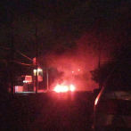 Residentes de Villa Duarte queman gomas por apagones