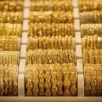 El oro vuelve a bajar y marca su precio mínimo en dos meses