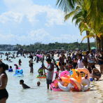Boca Chica se llena de bañistas este Día de las Mercedes