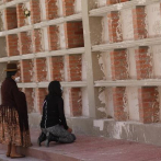 Cementerio en Bolivia recibe a familiares de víctimas de COVID