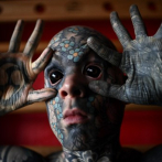 El maestro tatuado hasta el blanco de los ojos que causa estupor en Francia