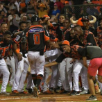 La liga de béisbol dominicana prohíbe escupir y pide evitar los abrazos