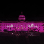 Las luces color rosado se encienden en el Palacio Nacional por el mes de la sensibilización cáncer de mama