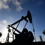 Reservas comerciales de petróleo caen más de lo previsto en EE.UU.