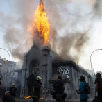 Encapuchados incendian y dañan dos iglesias tras de masiva manifestación en Chile