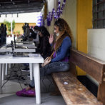 Reclusas peruanas hablan con familiares por videoconferencia por motivo de pandemia