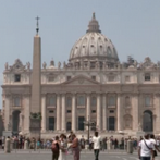 Italiana que recibió fondos del cardenal queda libre en espera de extradición